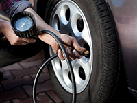 Какое давление в шинах качать? Манометр и насос для шин измерит точно